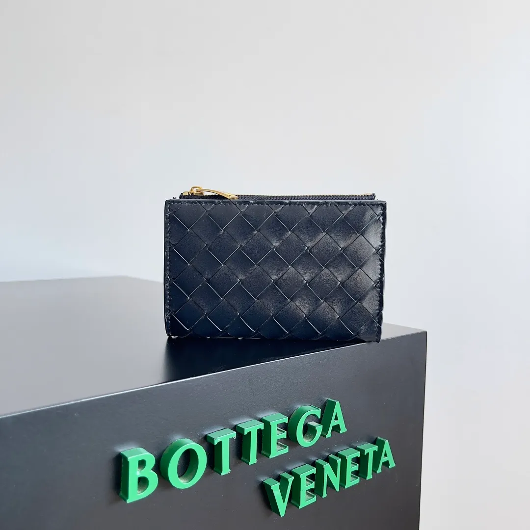 Batch 960 of BOTTEGA VENETA’s new woven small wallets are now shipping! ! ! 🥰🥰Made of carefully selected first-layer sheepskin fabric, this small luxury wallet has an elegant appearance and is also full of practicality. It can store change, driver's license and various cards at the same time. It is so small that it can be put in your pocket and carried with you. It is really convenient [Applause][Applause] Style No.: 667468 Size: 14.5*9.3*2cm
